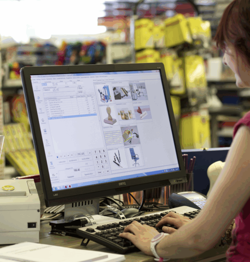 Mitarbeitende bedient die digitale Kassenoberfläche von Curion in einem Fachgeschäft – auf dem Bildschirm sichtbar: Artikelbilder, Preise und Warenkorb.